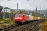 DB 152 034-5 mit DHL-KLV in Wuppertal, November 2022.