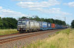 Mit einem gemischten KLV-Zug am Haken rollte 370 026 der PKP Cargo am 19.06.25 durch Jütrichau Richtung Magdeburg und begegnete dabei einem RE13 nach Leipzig.