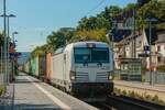 7193 881 mit Containerzug in Oberwinter, August 2025.