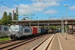 383 414-0 METRANS mit Containerzug in Hamburg Harburg, August 2025.
