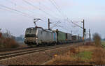 Als binnen Minuten der Nebel hereinzog und vom blauen Himmel nichts mehr übrig ist, rollt 6193 149-2 (Siemens Vectron) mit Sattelaufliegern südlich von Niemberg Richtung Halle (Saale).