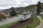 193 012-0 (Akiem) mit einem Sattelaufliegerzug in Oberwesel, 24. Oktober 2025