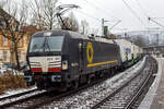 Die Siemens Vectron AC - X4 E - 871 bzw. 193 871-1 (91 80 6193 871-1 D-DISPO) der Beacon Rail Capital Europe GmbH (München) fährt am 10 Januar 2025 mit dem HELROM Trailer Zug Wien – Düsseldorf (einem KLV-Zug), durch den Bahnhof Kirchen (Sieg) in Richtung Köln.

Die Siemens Vectron AC wurde 2013 von Siemens Mobility GmbH in München-Allach unter der Fabriknummer 21834 gebaut und an die MRCE - Mitsui Rail Capital Europe GmbH (München) als X4 E – 871 geliefert. Seit September 2023 hat die Beacon Rail Metro Finance B.V. die Mitsui Rail Capital Europe B.V. (Amsterdam) und somit auch die Mitsui Rail Capital Europe GmbH im München übernommen, so firmiert sie nun als Beacon Rail Capital Europe GmbH, München (BRCE / DISPO).

Diese Vectron Lokomotive ist ein Wechselstrom-Variante in der Version AC B03 und ist zugelassen für Deutschland, Österreich und Ungarn. Sie ist mit einer Leistung von 6.400 kW konzipiert und hat eine Höchstgeschwindigkeit von 200 km/h.
