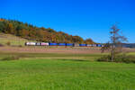 185 664 Lokomotion  Kombi Verkehr  und 185 666 mit einem KLV-Zug bei Oberdachstetten Richtung Würzburg, 24.10.2021