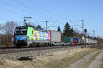 die von AmE Raillogistik eingesetzte Railpool 193 123 mit Aufliegern bei Eglharting, 25.02.2026 