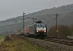 ES 64F4-038 (189 938) mit einen Aufliegerzug Richtung Würzburg am 22.01.14 bei Thüngersheim unterwegs.