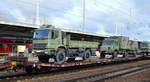 Flachwageneinheit mit abgesenktem Fußboden vom Einsteller TRANSWAGGON im Einsatz für die Bundeswehr mit der Nr. 23 RIV 80 D-TWA 4334 412-2 (P) Laadks 800 A beladen mit einem Bundeswehr Lkw 5 t hümS (4×4) Mercedes-Benz Axor 1829 A + Mercedes-Benz Unimog U5000 mit einem zweiachsigem Anhäger am 10.01.19 in einem Militärtranportzug Bf. Flughafen Berlin-Schönefeld.