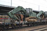 Auf einem DB Cargo Drehgestell-Flachwagen ein JOHN DEERE 230 LCR Raupenbagger der US Armee am 28.03.19 Bf. Flughafen Berlin-Schönefeld.