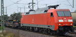 DB Cargo AG [D] mit  152 089-9  [NVR-Nummer: 91 80 6152 089-9 D-DB] und einem Militär-Transportzug mit Fahrzeugen und Panzern der British Army am 24.10.19 Vorbeifahrt Magdeburg Hbf.