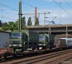 Zwei nagelneu aussehende Transportfahrzeuge lassen sich am 29.08.09 auf Flachwagen durch die Gegend kutschieren.