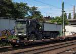 Dieser Transport-LKW der Bundeswehr ist am 29.08.09 auf einen Flachwagen beim Halt in Hamburg-Harburg zusehen.