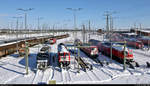 Winterlicher Überblick über die zugeschneite Lok-Abstellanlage in der Zugbildungsanlage (ZBA) Halle (Saale).