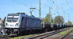 Captrain Deutschland CargoWest GmbH, Gütersloh [D] mit der Akiem Lok   187 505-3  [NVR-Nummer: 91 80 6187 505-3 D-AKIEM] und einem Ganzzug Drehgestell-Flachwagen mit Röhren der Fa.