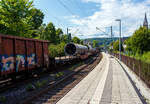 Transport von drei schweren UP geschwei�ten Gro�rohren, verladen auf jeweils auf einem sechsachsige0 Drehgestell-Flachwagen der Gattung Samms 489 der DB Cargo AG, eingereiht in einen gemischten G�terzug bei der Durchfahrt im Bahnhof Kirchen (Sieg) am 16 Juli 2026. Nach meiner Sch�tzung haben die Rohre eine Abmessung von � 2.500 mm x 60 mm, bei einer L�nge von 20 m, so liegt das St�ckgewicht bei ca. 75 t. Da die Rohre l�nger sind als die 16,4 m langen Samms-Wagen, sind jeweils vor und hinter diesen Wagen, leere vierachsige Drehgestell-Flachwagen mit Drehrungen und Stirnwandklappen, jedoch ohne Seitenborde, der Gattung Rmms 664, als Schutz- und Kuppelwagen eingereiht.