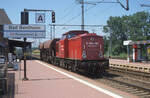 V100 120 der LWB brachte ein Paar Fcs-Wagen von Bad Bentheim zur Baustelle bei Rheine, hier bei der Abfahrt in Bad Bentheim am 25.06.2001, 12.57u.