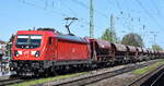 DB Cargo AG [D] mit ihrer  187 163-1  [NVR-Numbmr: 91 80 6187 163-1 D-DB] und einem Schotterzug am 03.05.23 Vorbeifahrt Bahnhof Magdeburg Neustadt.