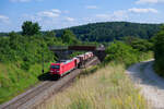 185 396 DB Cargo mit einem Schotterzug bei Parsberg Richtung Nürnberg, 20.07.2021
