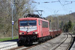 die von BBG eingesetzte Traktion4Rent 155 078 mit einem kurzen Schotterzug, Leißling bei Naumburg (Saale), 07.04.2026