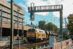 DB 225 010-8 mit Schotterzug bei der Einfahrt in Wuppertal Hbf, September 2026.