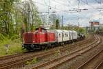 VEB V100 2299 mit leeren Trafotransportzug in Wuppertal, April 2024.