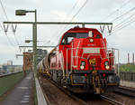   Die 265 029-9 (92 80 1265 029-9 D-DB), eine Voith Gravita 15L BB der DB Cargo Deutschland AG, fährt mit einem Staubgutwagen-Zug (Silowagen der Gatttung Uacs) über die Kölner