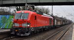 DB Cargo AG, Mainz [D] mit ihrer Vectron Dual Mode Light  249 030  [NVR-Nummer: 90 80 2249 030-8 D-DB] und einem Ganzzug Schiebewandwagen am 16.01.25 Durchfahrt Bahnhof Berlin Hohenschönhausen.