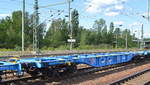 Blaue Drehgestell-Containertragwagen vom tschechischen Einsteller TSS Cargo, im Bild der Wagen mit der Nr. 33 TEN 54 CZ-TSSC 4575 710-7 Sgnss 589.0 in einem Ganzzug ohne Ladung am 08.08.19 am Haken von LOCON 218 Durchfahrt Bahnhof Flughafen Berlin Schönefeld.