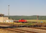 DB 261 022-8 mit einer bergabe aus Saalfeld, am 15.08.2012 neben dem Stellwerk B2 in Knitz (Thr).