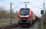 Mitteldeutsche Eisenbahn GmbH, Schkopau [D) mit  159 235-1  [NVR-Nummer: 90 80 2159 235-1 D-RCM] und Zementstaubzug am 25.03.22 Durchfahrt Bf.