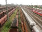 Blick auf die unzähligen Güterwagen im Neusser Güterbahnhof. Rechts sind Gleisstücke auf Wagen verladen. Fotografiert von der Fesser Straße über den Güterbahnhof.

Neuss 19.06.2014