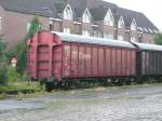 Gedeckter Gterwagen bei oldenburger Regenwetter im Gterbahnhof.