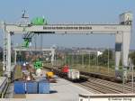 Im Güterverkehrszentrum Dresden-Friedrichstadt wird ein mit der Bahn angelieferter Container auf einen LKW umgeladen.
