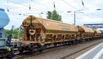 Gedeckter Drehgestell-Schüttgutwagen mit dosierbarer Schwerkraftentladung in gelb der DB Cargo mit der Nr.