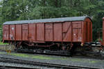 Dieser Rf4-Rollwagen (97-06-44) war mit einem gedeckten Güterwagen Gbs (1500 459-3) beladen in Steinbach abgestellt.