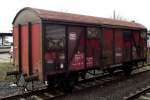 Ein gedeckter Güterwagen steht am 25.11.13 in Hanau Hbf 