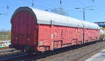 Geschlossene Wageneinheit für den Kfz-Transport vom Einsteller TRANSWAGGON vermietet an die DB Cargo Logistics GmbH mit der Nr. 45 80 D-TWA 2909 128-7 Hccrrs 332 in einem gemischten Güterzug am 27.04.21 Bf. Saarmund.