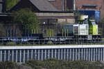 Die Diesellokomotive 1115 von Captrain zog Ende April 2021 einen Zug mit leeren Flachwagen durch Duisburg-Wanheimerort.
