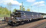 Drehgestell-Flachwagen der DB Cargo mit der Nr. 31 RIV 80 D-DB 3908 761-0 Rs 684 beladen mit Stahl-Latten am 27.09.18 Bf. Flughafen Berlin-Schönefeld.  