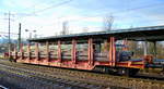 DB Cargo Deutschland AG mit einem Drehgestell-Flachwagen mit stabilen Doppelrungen mit der Nr. 81 80 D-DB 3507 861-2 Rbns 646.1 beladen mit langen Stahllatten in einem gemischten Güterzug am 27.01.19 Bf. Flughafen Berlin-Schönefeld.