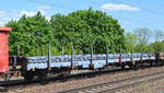 Drehgestell-Flachwagen vom Einsteller Schienenfahrzeuge Export - Import Handelsgesellschaft mbH - SFH mit der Nr. 33 RIV 80 D-SFH 3993 045-2 Rs beladen mit Stahlstangen am 14.05.20 Bf. Saarmund. 