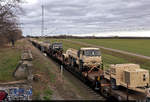 Nachschuss auf den Militärzug der U.S. Army am Bü Zöberitzer Weg in Halle (Saale) Richtung Delitzsch - hier u.a. mit Pritschen-LKW auf Flachwagen der Gattung  Rs .

🧰 DB Cargo
🚩 Bahnstrecke Halle–Cottbus (KBS 219)
🕓 6.3.2021 | 14:02 Uhr