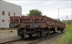 Dieser vierachsige Flachwagen stand unweit vom Schotterwerk am Stolberger Bahnhof abgestellt. Bildlich festgehalten am 11.Sept.2016 (öffentlicher Weg).