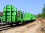 
Kurzgekuppelter Rundholzwaggon Laaps mit Einzelrungen für Holzlängen ab 2 m am 29.04.2007 in Siegen-Eintracht auf der Gleisanlage der Kreisbahn Siegen-Wittgenstein  (KSW).  Nach dem Orkan Kyrill in der Nacht vom 18./19. Januar 2007 waren in der Region große Forstschäden, in Siegen wurde sehr viel Bruchholz an die Schiene verladen.