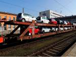 Laaeks 2580(D-ATG)4366021-0, beladen mit nagelneuen KFZ der Marke VW, durchfhrt Passau-Hbf in Richtung Nrnberg; 130316 