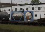 Tankcontainer für Gefahrgut (BIC: SCZU 271818 0) auf Lgs, Zugdurchfahrt Güterbahnhof Hannover-Linden am 26.04.2014.

Warntafel 80/3261 Ätzender organischer Feststoff, sauer reagierend, n.a.g.