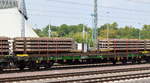 Dunkelgrüner Oberbaustoffwagen der DB mit der Nr. 82 80 D-DB 4719 274-9 Sps (466) mit Beton-Gleisschwellen beladen in einem Ganzzug gleichartiger Wagen am 20.07.18 Magdeburg Hbf. 