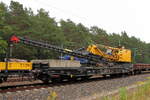 Die schienengebundene Ramme auf einem Drehgestell-Flachwagen der Bauart Samms der Fa. Spitzke (81 4865 384-9 D-DB) am 30.08.2018 in Nassenheide.