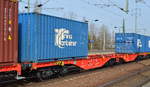 Einer von den recht neuen DB Cargo Gelenk-Containertragwagen mit der Nr. 31 RIV 80 D-DB 4850 514-9 Sggrs 742 (GE) in einem Ganzzug  am 24.02.21 Durchfahrt Bf. Flughafen BER Terminal 5.
