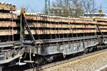 Drehgestellwagen für Oberbaustoffe der DB Cargo mit der Nr. 38 RIV 80 D-DB 4733 337-0 Slmmps 459 beladen mit alten Beton-Bahnschwellen in einem Ganzzug am 29.03.23 Bahnhof Golm.