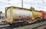 Drehgestell-Containertragwagen vom Einsteller VTG Schweiz GmbH mit deutscher Registrierung mit der Nr. 37 RIV 80 D-VTGCH 4505 457-4 Sgmmns 173 in einem gemischten Güterzug am 11.05.23 Vorbeifahrt Bahnhof Magdeburg-Neustadt
